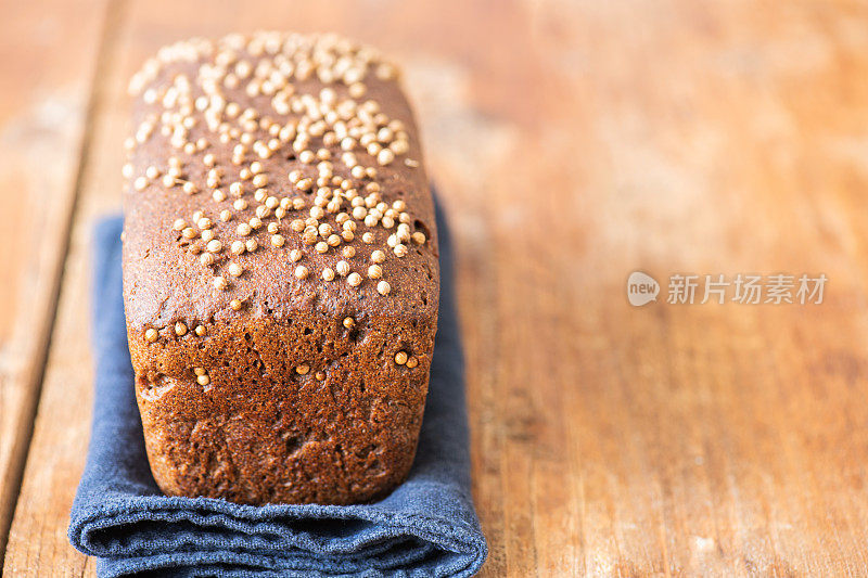 著名的俄罗斯黑麦酵母面包- Borodinskiy豆蔻和麦芽。